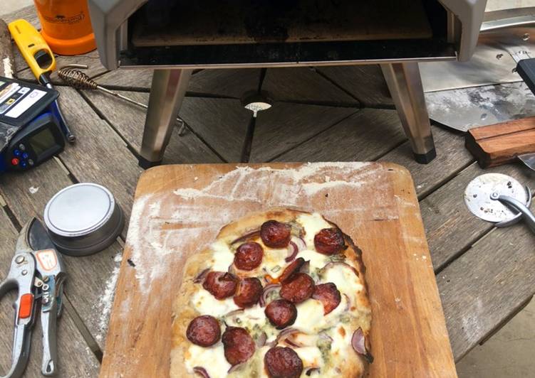 Simple Way to Make Perfect Pizza cipolla gorgonzola mozzarella e salame piccante con pasta madre