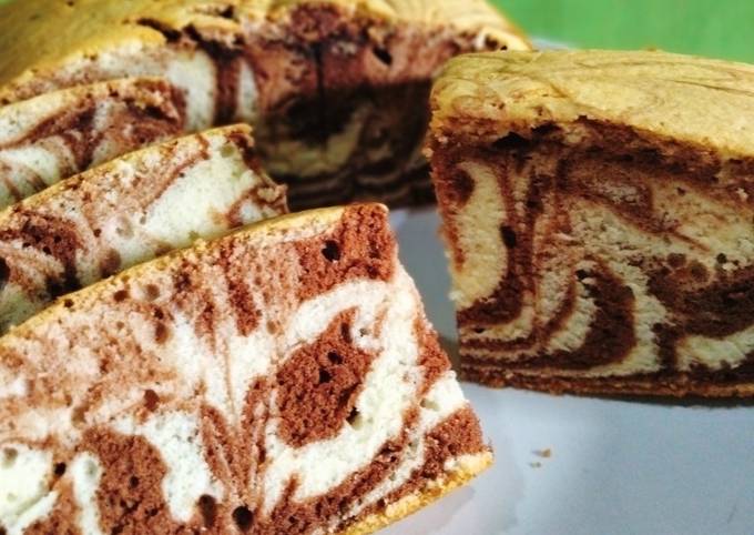 Langkah Mudah untuk Menyiapkan BOLU MARMER Putih Telur yang Sempurna