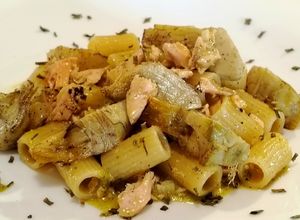 Foto di Mezze Maniche con Salmone e Cuori di Carciofi