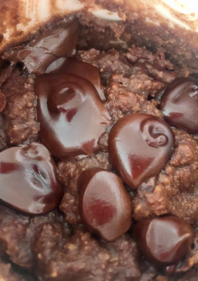 Una foto de Brownie saludable y rápido en taza
