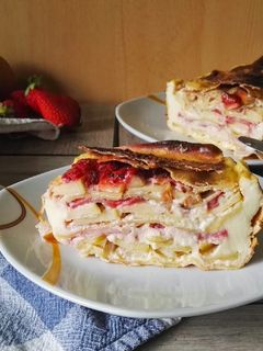 Una foto de Postre de lasaña con manzana y fresas