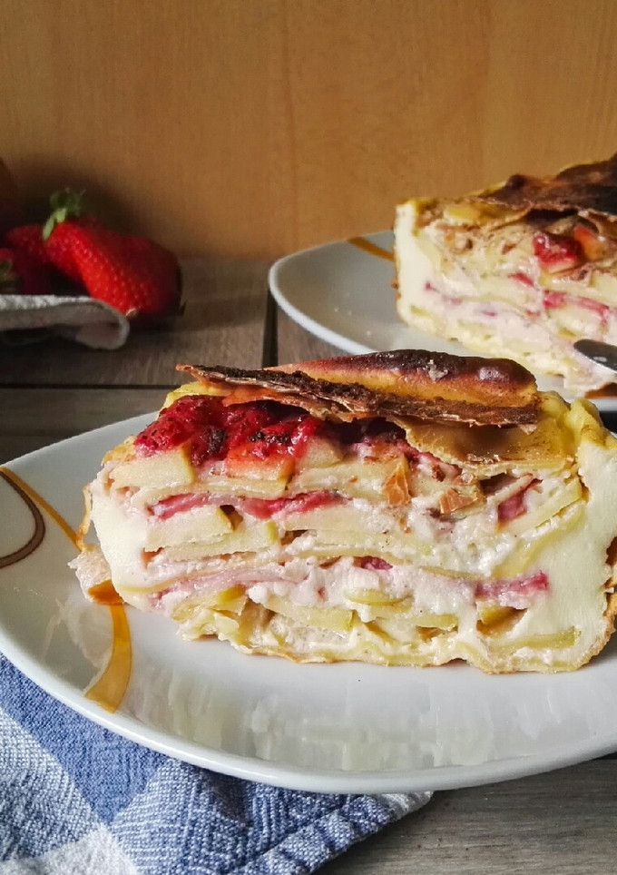 Una foto de Postre de lasaña con manzana y fresas