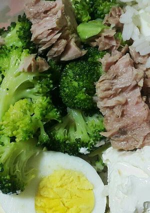 Una foto de Mix de arroz con brócoli y atún