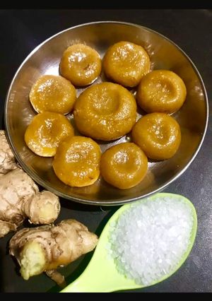 માવા આદુના પેંડા (Mawa Ginger Penda Recipe In Gujarati) રેસીપી મુખ્ય ફોટો