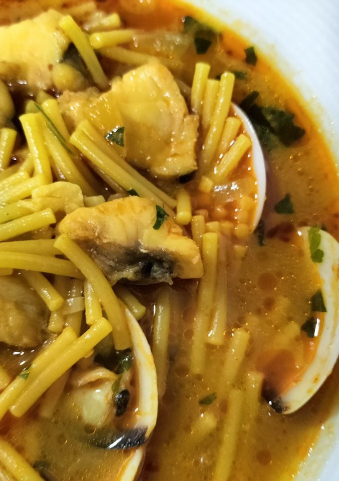 Una foto de Cazuela de fideos con rape y almejas