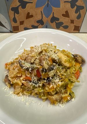 Una foto de Arroz con pollo 🍗 y 🍄 😋