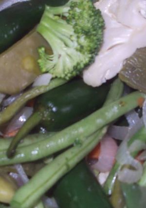 Una foto de Verduras con jalapeños geras