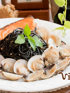 鮭魚海鮮墨魚麵 的食譜成品照片