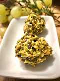 Chicchi d’uva al formaggio e granella di pistacchi