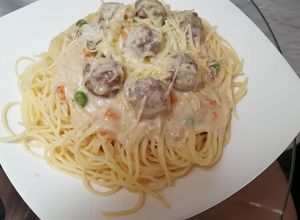 Una foto de Espaguetis con albóndigas en salsa Velouté y queso parmesano