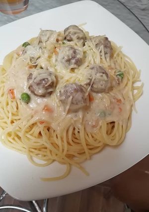 Una foto de Espaguetis con albóndigas en salsa Velouté y queso parmesano