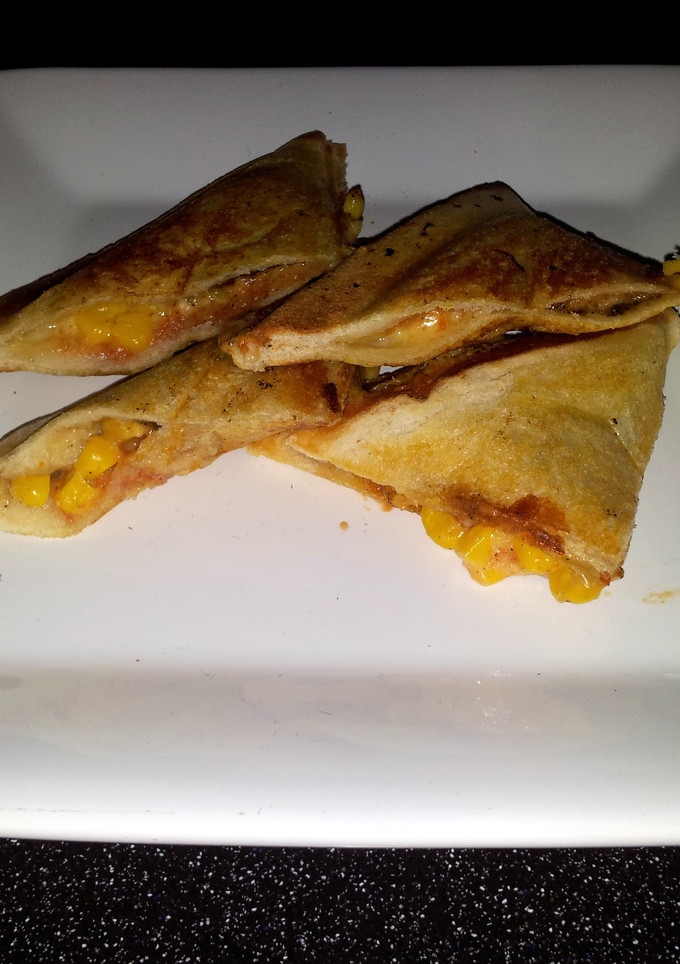 A picture of cheese and corn toast (toastie).