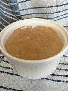 Una foto de Mayonesa de ajo negro