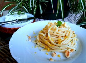 Foto di Spaghetti al burro con erbe aromatiche, scorza di limone e nocciole tritate