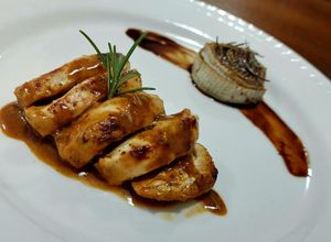 Foto di Tagliata di pollo al limone e senape con cipolle caramellate in agrodolce
