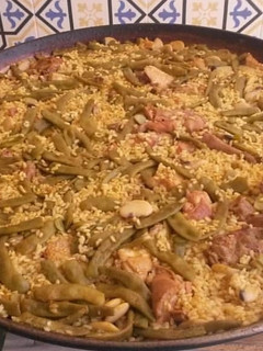 Una foto de Paella valenciana a leña