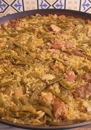 Una foto de Paella valenciana a leña