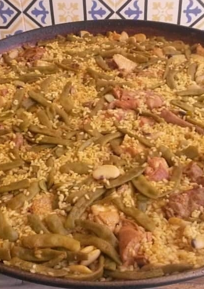 Una foto de Paella valenciana a leña