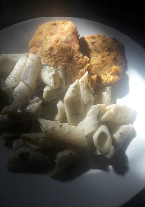 Una foto de Hamburguesas de garbanzos con fideos al pesto