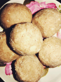 आटे के लड्डू (Aate k ladoo recipe in Hindi) रेसिपी मुख्य फोटो
