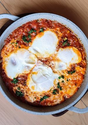 Una foto de Huevos al purgatorio 🥚 Huevos en salsa de tomate 🍅 Huevos napolitanos 🇮🇹 Uova in purgatorio
