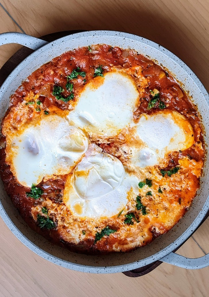 Una foto de Huevos al purgatorio 🥚 Huevos en salsa de tomate 🍅 Huevos napolitanos 🇮🇹 Uova in purgatorio