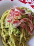 Spaghetti spezzati con crema di piselli e riccioli di pancetta