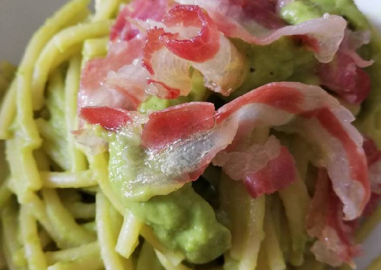Spaghetti spezzati con crema di piselli e riccioli di pancetta