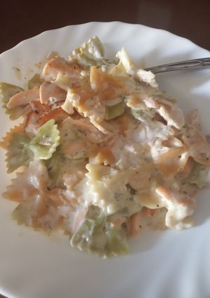 Una foto de Pajaritas tricolor con salmón y nata