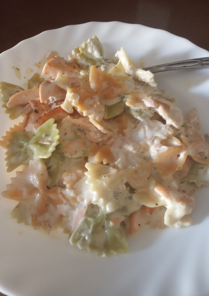 Una foto de Pajaritas tricolor con salmón y nata