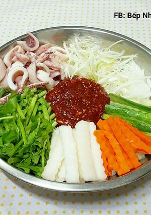 Hình của món Nộm Mực Rau Củ 오징어 초무침.