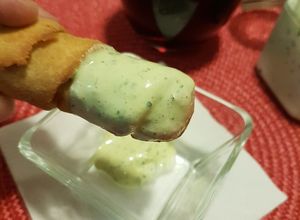 Una foto de Tequeños con salsa verde