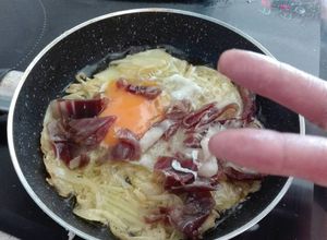 Una foto de Crujiente de patas huevos y jamón (para dos😉)