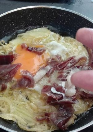Una foto de Crujiente de patas huevos y jamón (para dos😉)