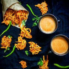A picture of Aloo lachha bhajiya.