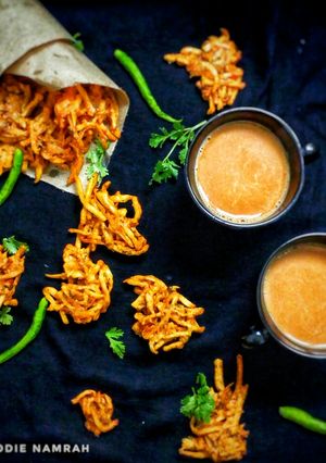 A picture of Aloo lachha bhajiya.