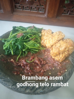 Foto resep Brambang asem godhong telo rambat