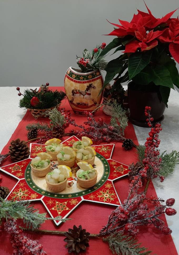Рождественские корзинки с гребешками и авокадо