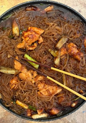 Sötét szójaszószos üvegtészta csirkével recept fotója