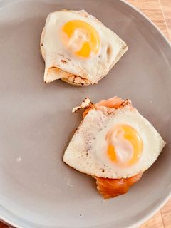 Una foto de Tostadas de maíz 🌽, huevos 🍳 y salmón ahumado 🐟