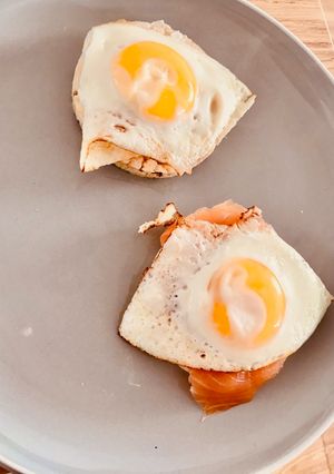 Una foto de Tostadas de maíz 🌽, huevos 🍳 y salmón ahumado 🐟
