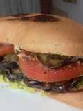 Sándwich de berenjenas, cebollas dulces, tomate y salsa de Aguacate... 🥑🍅🌰🍞🥪😜😜😜!!!