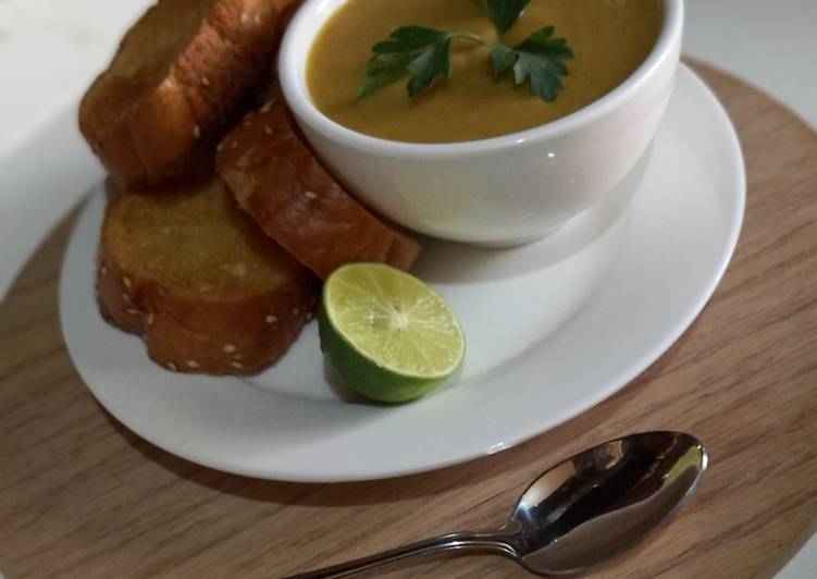 شوربة عدس مع الخبز المحمص