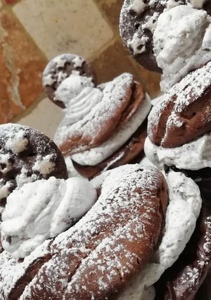 Foto di Bignè al cacao con crema pandistelle e panna #febbraioincucina