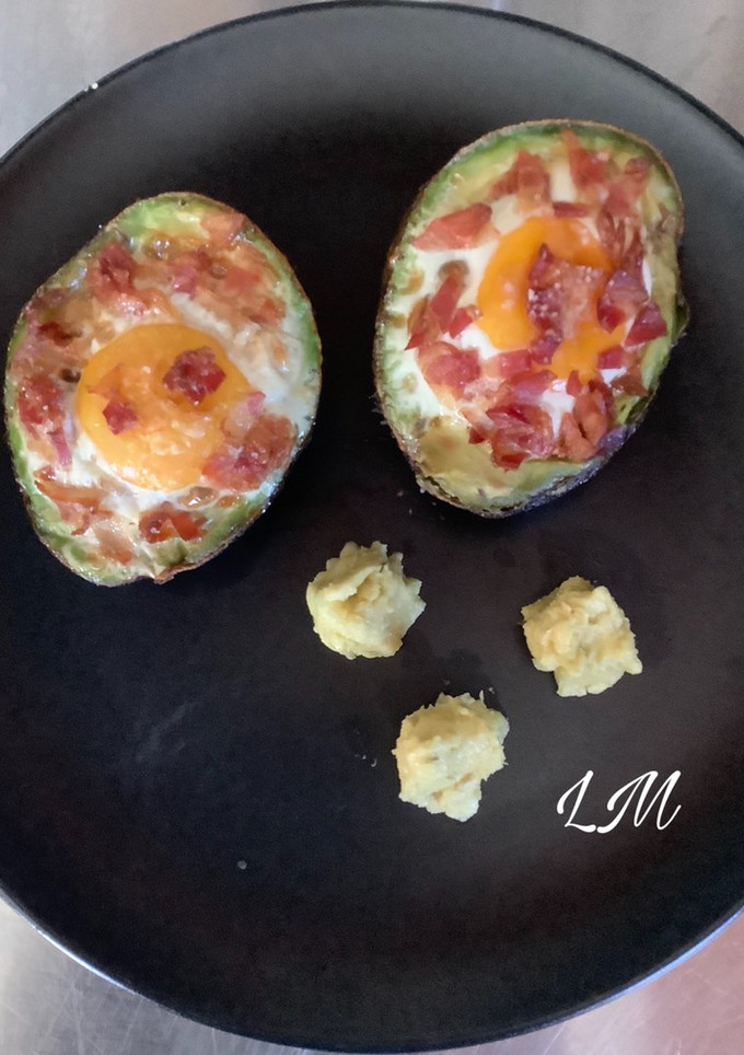 Una foto de Aguacate con huevo y bacon