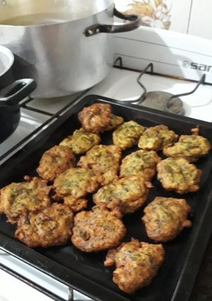 Una foto de Torrejitas de acelga acompañada con ensalada/puré/cholo. grace