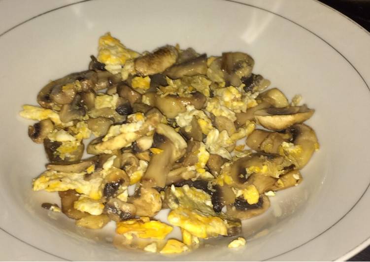 Langkah Mudah untuk Menyiapkan Sauteed Mushroom mix Scrambled Egg (Tumis Jamur&amp; Telur Orak Arik) Anti Gagal
