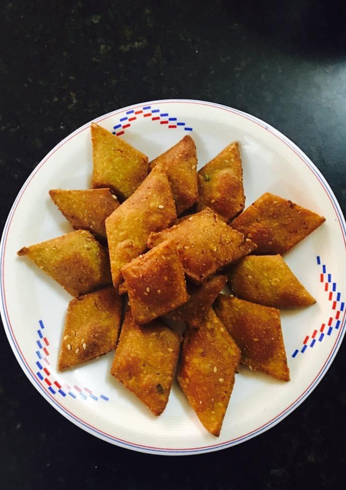 બાજરી ના શક્કરપારા રેસીપી મુખ્ય ફોટો