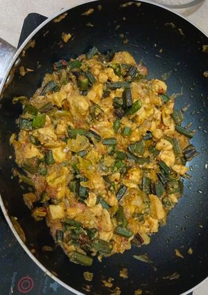 A picture of Bhindi chicken.