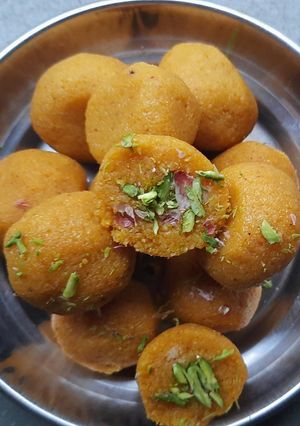 મેંગો લાડુ (Mango Ladoo Recipe In Gujarati) રેસીપી મુખ્ય ફોટો